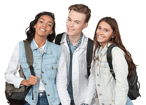 trois étudiants mixtes souriants